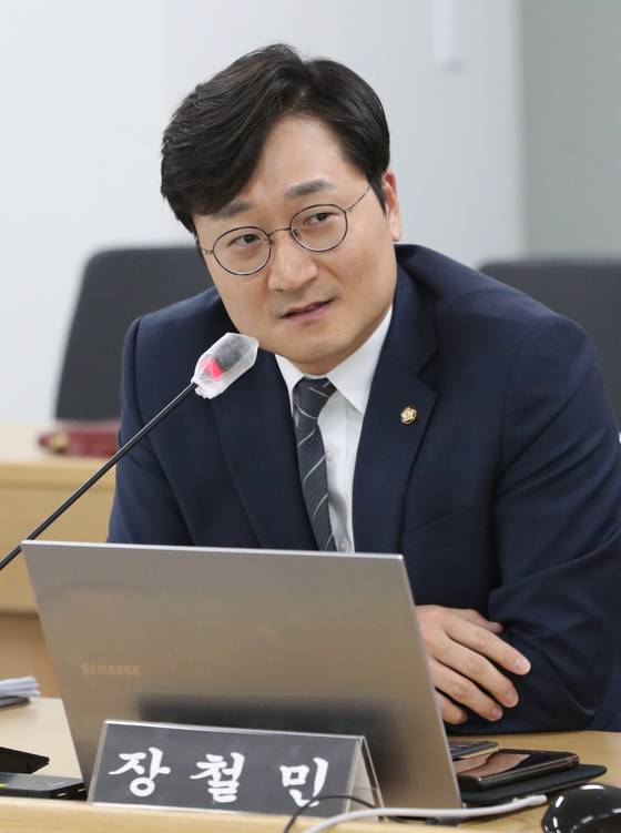 장철민 더불어민주당 의원이 2022년 10월 14일 오후 경기 수원시 영통구 경기도청에서 열린 국회 국토교통위원회의 경기도에 대한 국정감사에서 질의를 하고 있다. 뉴스1