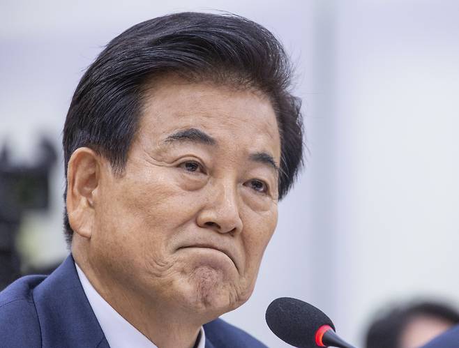 정동영 통일부 장관이 14일 국회 외교통일위원회에서 열린 통일부에 대한 2025년 국정감사에 출석해 의원 질의를 듣고 있다. 연합뉴스