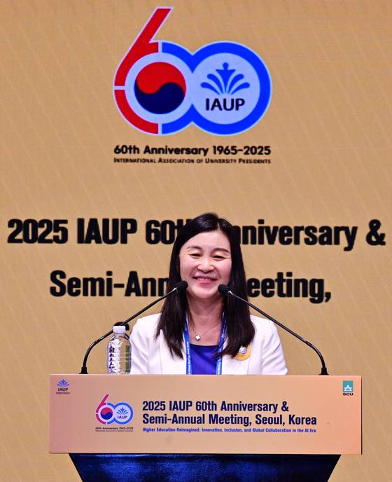 14일 서울 중구 웨스틴조선호텔에서 열린 세계대학총장협회 창립60주년 기념 행사를 주최한 이은주 서울사이버대 총장이 환영사를 하고 있다. 사진 서울사이버대
