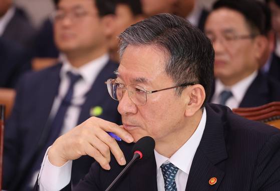 정성호 법무부 장관이 14일 서울 여의도 국회에서 열린 법무부 등에 대한 법제사법위원회 국정감사에서 의원 질의를 듣고 있다. 연합뉴스.