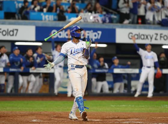 (대구=뉴스1) 공정식 기자 = 14일 오후 대구 삼성라이온즈파크에서 열린 프로야구 2025 신한 SOL뱅크 KBO 준플레이오프 4차전 삼성 라이온즈와 SSG 랜더스의 경기, 삼성 4번타자 디아즈가 8회말 2사 1루 상황에서 우월 2점 홈런을 터뜨리고 있다. 2025.10.14/뉴스1