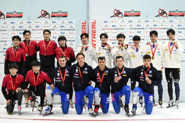▲ 한국 쇼트트랙 국가대표팀 선수단이 13일(한국 시간) 캐나다 몬트리올에서 열린 2025-2026 ISU 쇼트트랙 월드투어 1차 대회 남자 5000m 계주에서 금메달을 차지한 뒤 기념 촬영하고 있다. 연합뉴스