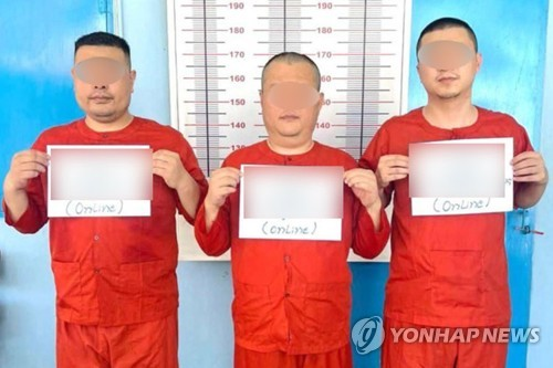 ▲ ‘온라인 스캠’ 범죄조직과 전쟁에 나선 캄보디아 당국 합동단속반이 지난 8월 캄폿주에서 펼친 단속 작전에서 체포한 중국인들을 캄보디아 국영 AKP통신이 보도했다. 이들 중국인 3명은 지난 8월 한국인 대학생이 캄보디아에서 고문당한 뒤 숨진 사건을 수사한 현지 검찰에 의해 살인 혐의로 재판에 넘겨졌다. 11일(현지시간) 캄보디아 국영 AKP 통신에 따르면 전날 캄보디아 깜폿지방검찰청은 살인과 사기 혐의로 A(35)씨 등 30∼40대 중국인 3명을 구속기소 했다. 이들은 지난 8월 캄보디아 깜폿주 보꼬산 인근에서 20대 한국인 대학생 B씨를 살해한 혐의를 받고 있다. AKP통신 홈페이지 캡처