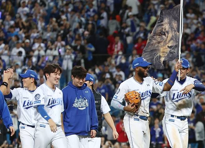 ▲ 14일 대구 삼성라이온즈파크에서 열린 2025 KBO 프로야구 포스트시즌 준플레이오프 4차전 SSG 랜더스와 삼성 라이온즈의 경기. 5-2로 승리한 삼성 디아즈가 사자 깃발을 들고 기뻐하고 있다. [연합뉴스]