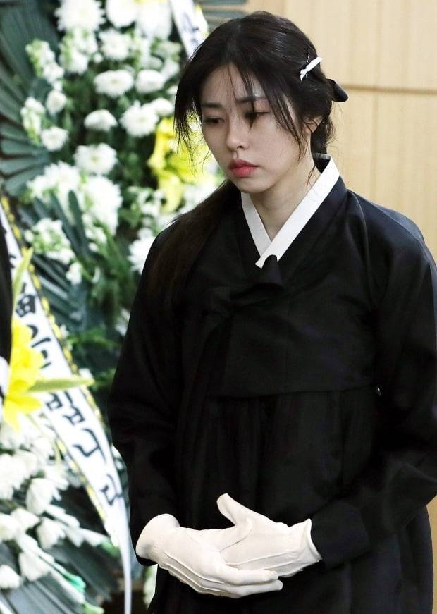 서울 송파구 서울아산병원 장례식장에서 열린 코미디언 겸 사업가 고(故) 서세원 씨의 영결식에서 고인의 딸 서동주 씨가 슬픔에 잠겨 있다.(공동취재) 사진=뉴스1