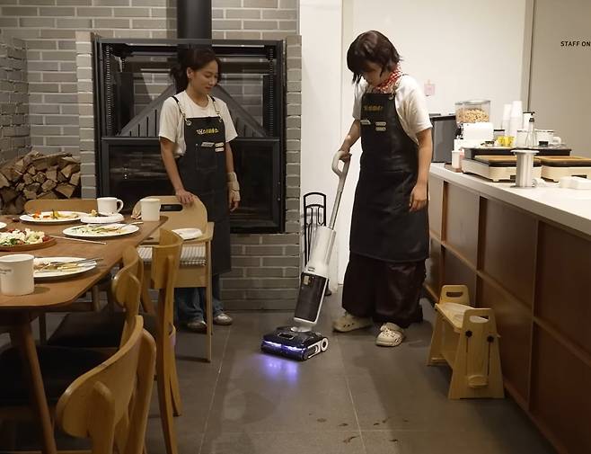 댄서 출신 크리에이터 '권또또'(본명 권도연)가 지난 3일 공개된 로보락 유튜브 채널 영상 '개스트하우스' 3화에 출연해 진공 물걸레청소기 'F25 울트라'를 사용하고 있다. 사진=로보락 유튜브 채널 영상 갈무리