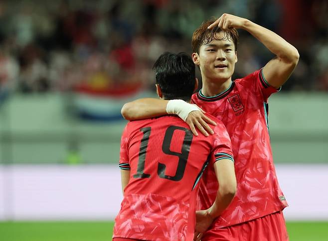 14일 서울월드컵경기장에서 열린 한국과 파라과이의 축구 대표팀 평가전에서 오현규가 추가골을 넣은 뒤 도움을 기록한 이강인에게 고마움을 표하고 있다. 연합뉴스