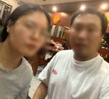 강씨(32)와 안씨(29) 부부가 체포 직후 대사관 직원에 전송한 자신들 사진. 인터폴 수배 상태로 지난 2월 붙잡혔던 이들 부부는 로맨스스캠 수법으로 100여명으로부터 120억 상당을 뜯어낸 혐의를 받는다./독자제공