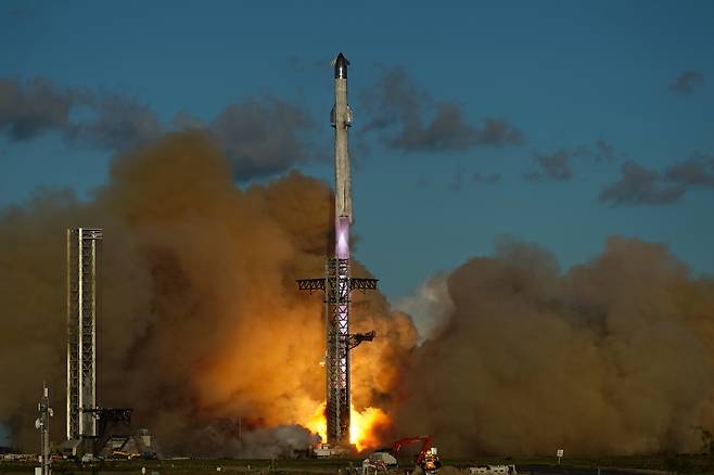 미국기업 스페이스X가 개발한 ‘스타십’이 13일(현지시간) 텍사스주 스타베이스 발사장에서 하늘로 솟구치고 있다. AP연합뉴스