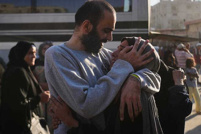 13일 가자지구 칸유니스 나세르 병원 앞에서 이스라엘군에 구금됐다 풀려난 팔레스타인 수감자들이 가족과 인사하고 있다. AP연합뉴스