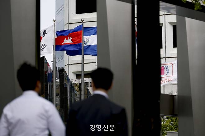 최근 캄보디아에서 보이스피싱 등 범죄와 관련된 조직들에 의해 한국인들이 납치·감금·고문 등의 피해가 잇따르고 있다. 14일 이재명 대통령은 캄보디아 납치 사태와 관련해 “가용자원을 총동원해 신속하고 정확하고 확실하게 이 문제에 대응해달라”고 지시했다. 사진은 이날 서울 중구 주한 캄보디아 대사관 앞 모습. 문재원 기자