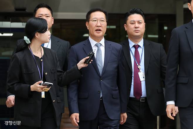일단 구치소로 내란 중요임무종사 등 혐의를 받는 박성재 전 법무부 장관이 14일 서울중앙지법에서 구속 전 피의자 심문(영장실질심사)을 마친 뒤 대기 장소인 서울구치소로 향하고 있다. 성동훈 기자