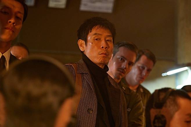 Sul Kyung-gu (center) in "Good News" (Netflix)