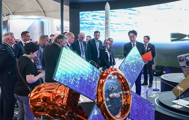 Visitors look around the Hanwha booth at the 2023 Seoul International Aerospace and Defense Exhibition (ADEX) at Seoul Air Base in Seongnam, Gyeonggi, on Oct. 18, 2023. [JOONGANG ILBO]