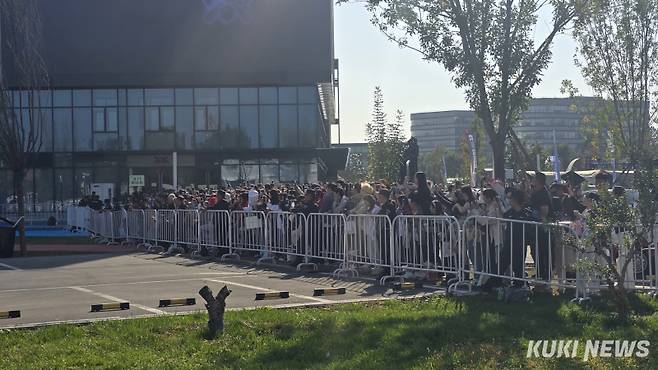 14일 중국 베이징 스마트 e스포츠센터에서 T1과 IG 선수단의 입장을 보기 위해 팬들이 기다리고 있다. 김영건 기자