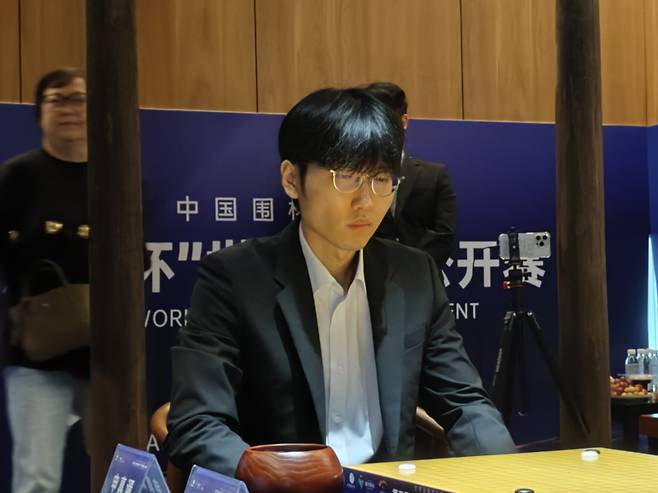 결승 2국에서 승리한 신진서 9단. 15일 속행하는 최종 3국을 따내면 란커배 2연패를 달성한다. 한국기원 제공