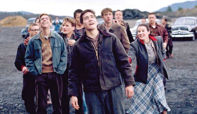 미국의 조 존스턴 감독이 연출한 1999년 영화 ‘옥토버 스카이’의 한 장면. 인류 역사상 첫 인공위성인 러시아의 스푸트니크 1호 발사 소식을 접한 미국의 탄광 마을 소년이 우주에 대한 꿈을 키워가는 내용을 담았다. 넷플릭스 캡처