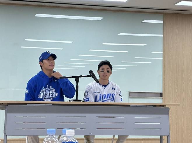 삼성 라이온즈 원태인(왼쪽)과 김성윤이 13일 SSG 랜더스와의 2025 KBO리그 포스트시즌 준플레이오프 3차전에서 승리를 거둔 후 인터뷰하고 있다. 대구=최원준 기자
