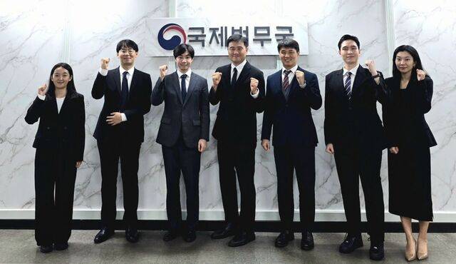 법무부 국제법무지원과 소속 진혜선(왼쪽부터) 변호사, 민건호 법무관, 박제연 검사, 최성겸 과장(부장검사), 김준성 검사, 황현준 박다혜 사무관. 법무부 제공