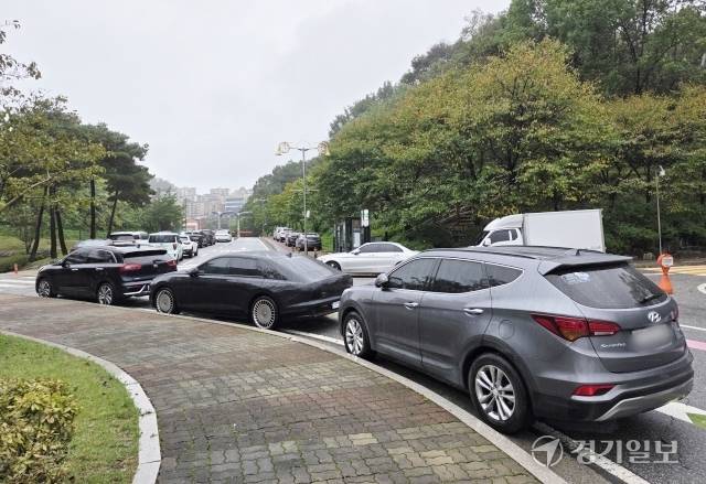 광주시청 주차장 통행로에 차량들이 빼곡하게 주차돼 있다. 한상훈기자
