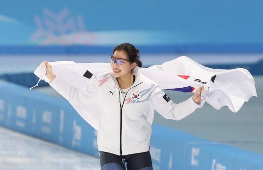 태극기 세리머니 하는 이나현. 사진[연합뉴스]