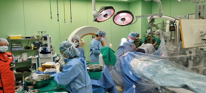 지난 2023년 도파민 신경전구세포를 환자 뇌에 이식시키는 장면 [연세대 의대 제공]
