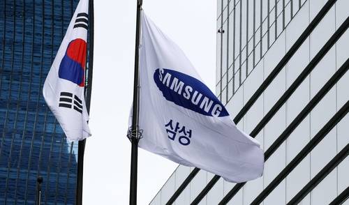 삼성전자는 2025년 3분기 잠정 실적으로 연결기준 매출 86조 원, 영업이익 12조 1,000억 원을 발표했다. 이는 전년 동기 대비 매출은 8.72%, 영업이익은 31.81%가 늘어난 수치로, 분기 기준 역대 최대 매출을 기록했으며 영업이익도 시장 기대치(약 10조 원)를 크게 상회하는 어닝 서프라이즈 보여줬다. 2025.10.14 [김호영기자]