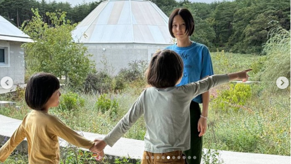 김나영이 재혼 후 맞이한 생일을 맞아 떠난 여행에서 더할 나위 없이 행복한 근황을 공개해 미소를 자아낸다.사진=김나영 SNS