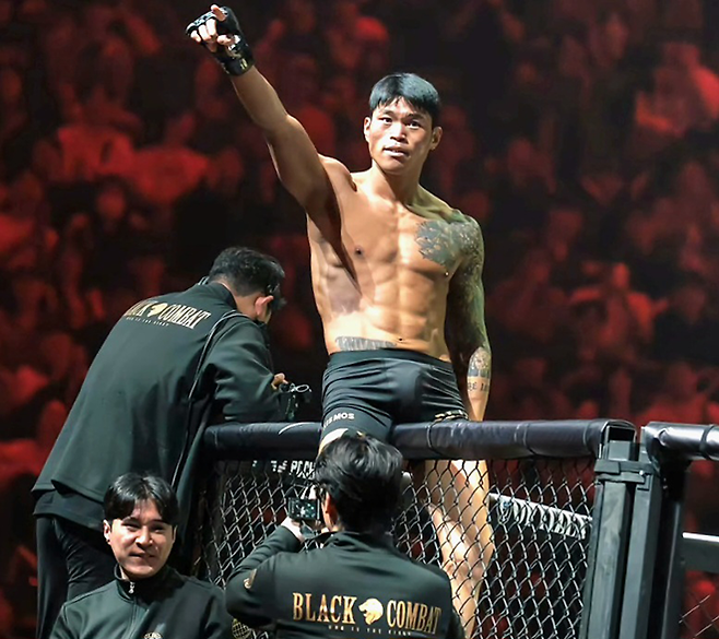 ‘야차’ 최준서가 2025년 5월 인천광역시 영종국제도시 인스파이어 아레나 초대 블랙컴뱃 웰터급 챔피언결정전에서 ‘코리안 갱스터’ 박원식을 꺾은 후 기뻐하고 있다. 사진=이데아 파라곤