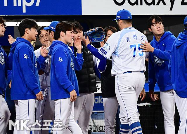 14일 오후 대구삼성라이온즈파크에서 ‘2025 신한 SOL Bank KBO 포스트시즌’ SSG 랜더스와 삼성 라이온즈의 준플레이오프(5전 3선승제) 4차전이 열렸다. 삼성 선발 후라도가 3회초 수비를 마친 후 더그아웃으로 향하고 있다. 사진(대구)=김영구 기자