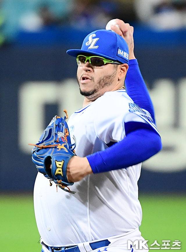 14일 오후 대구삼성라이온즈파크에서 ‘2025 신한 SOL Bank KBO 포스트시즌’ SSG 랜더스와 삼성 라이온즈의 준플레이오프(5전 3선승제) 4차전이 열렸다. 삼성 선발 후라도가 역투하고 있다. 사진(대구)=김영구 기자
