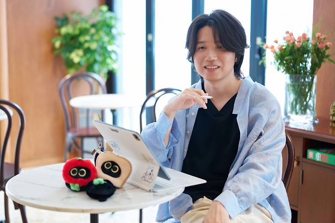 머니투데이와 인터뷰 중인 펜낙 작가. 2025.10.01./사진=카카오엔터테인먼트