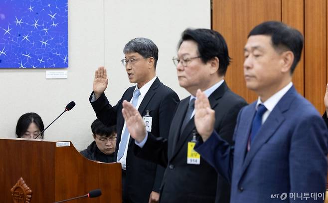 (서울=뉴스1) 이승배 기자 = 반상권 방송미디어통신위원회 위원장 직무대리 겸 대변인이 14일 서울 여의도 국회에서 열린 과학기술정보방송통신위원회 방송통신위원회 등에 대한 국정감사에 출석해 증인선서하고 있다. 2025.10.14/뉴스1  Copyright (C) 뉴스1. All rights reserved. 무단 전재 및 재배포,  AI학습 이용 금지. /사진=(서울=뉴스1) 이승배 기자