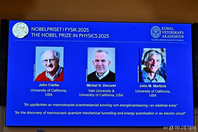 (로이터=뉴스1) 포토공용 기자 = 7일(현지시간) 스웨덴 스톡홀름의 카롤린스카 연구소 노벨 회의장에서 존 클락(화면 왼쪽부터), 미셸 드보레, 존 마르티니스가 노벨 물리학상 수상자로 발표되고 있다. ⓒ 로이터=뉴스1  ⓒ 로이터=뉴스1  Copyright (C) 뉴스1. All rights reserved. 무단 전재 및 재배포,  AI학습 이용 금지. /사진=(로이터=뉴스1) 포토공용 기자
