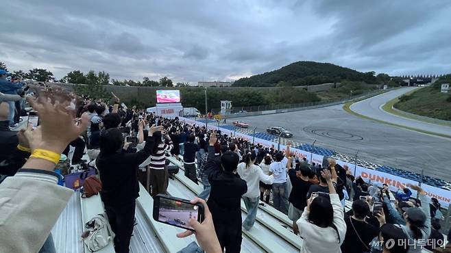 [용인=뉴시스] 황다혜 인턴기자 = 12년만의 국내 F1 행사에 참여한 모터스포츠 팬들이 보타스의 팬 서비스에 환호하는 모습. 2025.10.12 /사진=강세훈