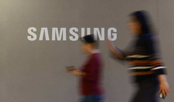 서울 서초구 삼성전자 서초사옥에 직원들이 오가고 있다. / 사진=뉴시스 박주성 기자