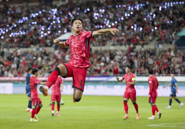 14일 오후 서울 마포구 서울월드컵경기장에서 열린 A매치 친선전 대한민국과 파라과이의 경기, 엄지성이 득점 후 세리머니하고 있다. 2025.10.14. 뉴시스