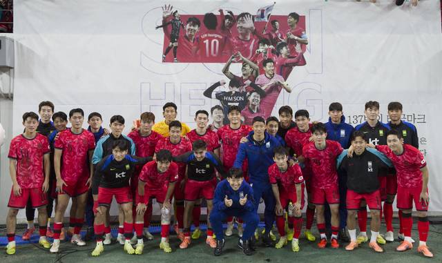 14일 오후 서울 마포구 서울월드컵경기장에서 열린 A매치 친선전 대한민국과 파라과이의 경기, 2대 0으로 승리한 대표팀 선수들이 기념촬영하고 있다. 2025.10.14. 뉴시스