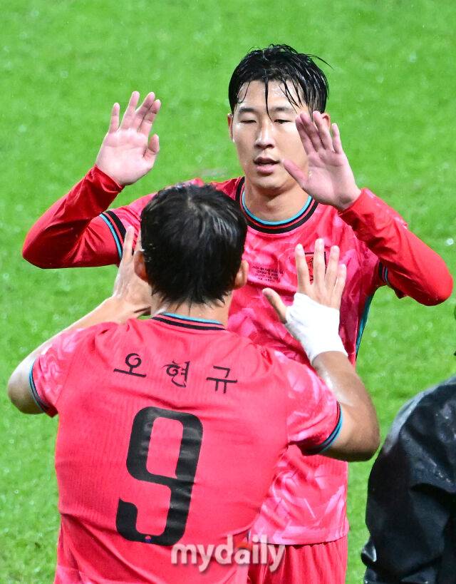 2025년 10월 10일 서울월드컵경기장에서 하나은행 초청 축구국가대표팀 친선경기 대한민국과 브라질의 경기가 열렸다. 대한민국 손흥민이 후반전 오현규와 교체되고 있다./마이데일리 DB