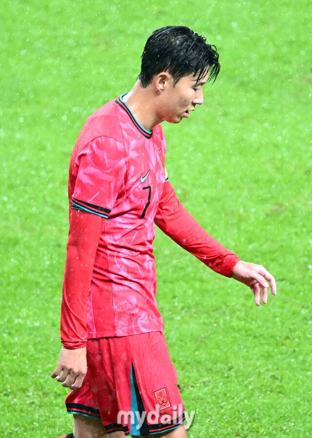 2025년 10월 10일 서울월드컵경기장에서 하나은행 초청 축구국가대표팀 친선경기 대한민국과 브라질의 경기가 열렸다. 대한민국 손흥민이 후반전 교체되고 있다./마이데일리 DB