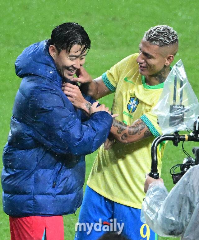 2025년 10월 10일 서울월드컵경기장에서 하나은행 초청 축구국가대표팀 친선경기 대한민국과 브라질의 경기가 열렸다. 경기가 끝난 뒤 손흥민과 히샬리송이 장난치고 있다./마이데일리 DB