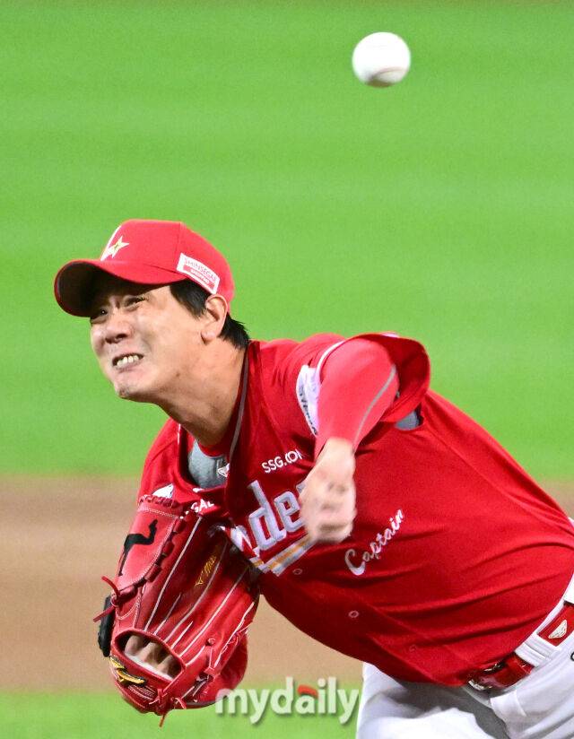 2025년 10월 14일 오후 대구 삼성라이온즈파크에서 열린 '2025 신한 SOL Bank KBO 포스트시즌' SSG 랜더스와 삼성 라이온즈의 준플레이오프 4차전 경기.SSG 선발투수 김광현이 역투하고 있다./대구=유진형 기자