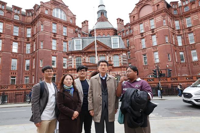 UCL 본관 앞에서 기념 촬영을 하고 있다.[포항시 제공]