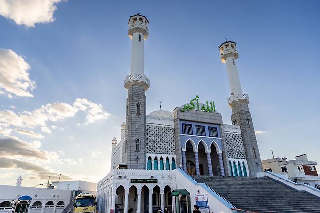 한국 최초·최대 모스크인 서울 용산구 한남동 한국이슬람교 서울중앙성원. 마치 튀르키예 이스탄불에 온 듯한 착각이 든다.