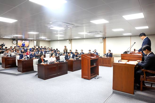 영주시 의회가 14일부터 24일까지 11일간 일정으로 제296회 임시회에 돌입했다.사진은 김병기 의장이 임시회 개회를  선언하고 있다.[영주시 의회제공]