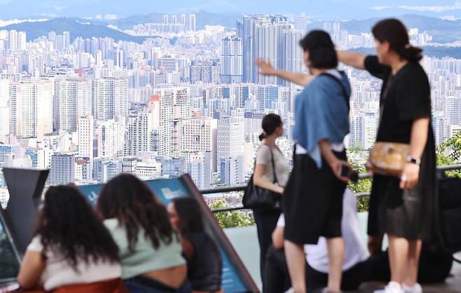 서울 남산에서 바라본 시내 아파트 단지 모습. [연합]