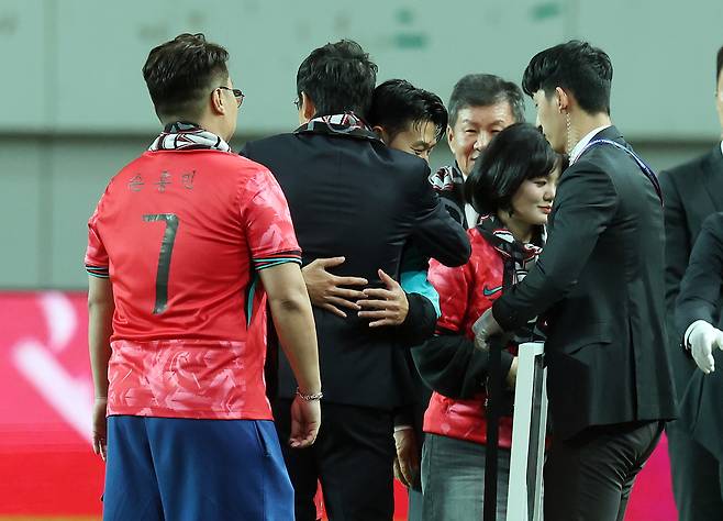 14일 서울 마포구 서울월드컵경기장에서 열린 한국과 파라과이 축구 대표팀의 친선경기.     경기 시작 전 A매치 역대 최다 출전 기록을 세운 손흥민이 차범근 전 감독과 포옹을 하고 있다. 손흥민은 지난 브라질전 출전을 통해 A매치 통산 출전 137경기를 달성하며 한국 축구의 새 역사를 작성했다. <연합뉴스>