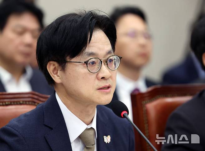 [서울=뉴시스] 김명년 기자 = 김정관 산업통상부 장관이 13일 오전 서울 여의도 국회에서 열린 산업통상자원중소벤처기업위원회 국정감사에서 질의에 답하고 있다. 2025.10.13. kmn@newsis.com