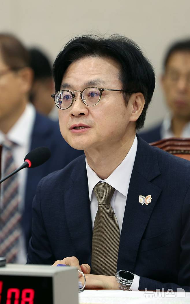 [서울=뉴시스] 김명년 기자 = 김정관 산업통상부 장관이 13일 오전 서울 여의도 국회에서 열린 산업통상자원중소벤처기업위원회 국정감사에서 질의에 답하고 있다. 2025.10.13. kmn@newsis.com