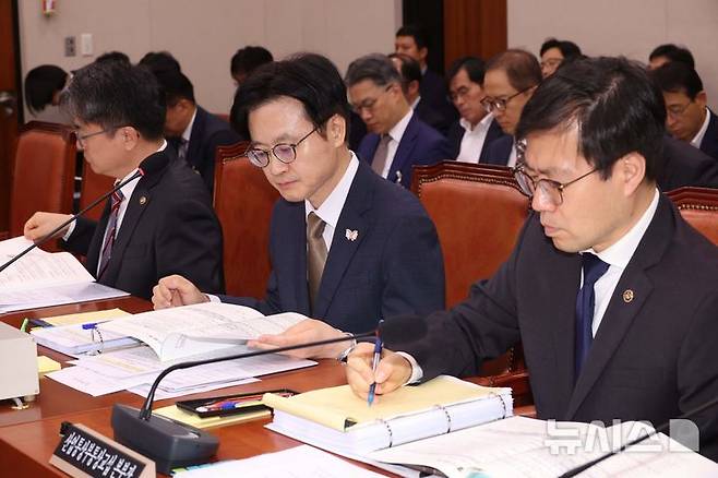 [서울=뉴시스] 조성봉 기자 = 김정관 산업통상부 장관이 13일 오전 서울 여의도 국회 산업통상자원중소벤처기업위원회에서 열린 산업통상부에 대한 국정감사에서 답변자료를 살펴보고 있다. 2025.10.13. suncho21@newsis.com